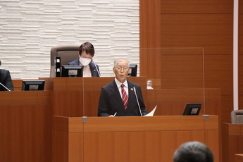 発言をする長谷川明男さん