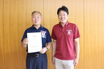 市川勞さん(左)と山田市長(右)