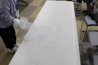 机の上に液体窒素をまいた様子