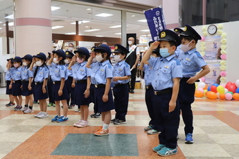 ちびっこ警察官による敬礼