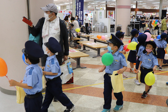 店内へ啓発に向かう園児ら