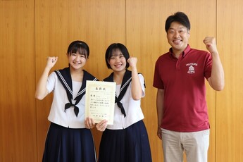 全国大会出場の2人と山田市長(右)