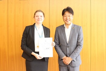 国際交流員(左)と山田市長(右)