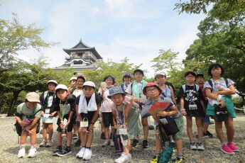 犬山城の前に並ぶ犬山師日南市の小学生