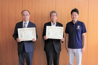 トーシンテック株式会社村田専務取締役(左)と株式会社タイシン重機サービス内田代表取締役(中)と山田市長