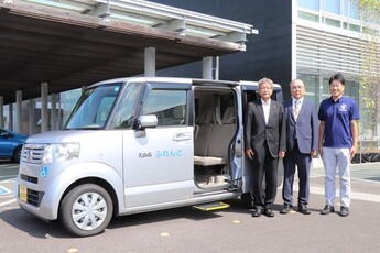 「電動乗降補助ステップ」「安全グリップバー」が付いた福祉車両