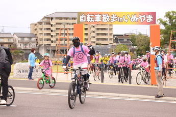 スタートの際に手を振る参加者