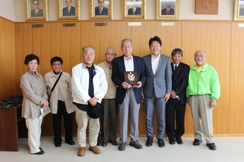 報告に訪れた吉田部長他選手5名と山田市長