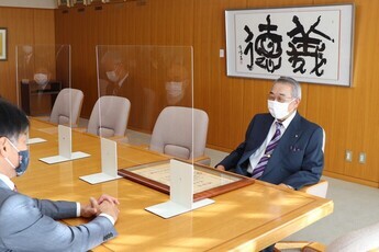 歓談する横井さんと山田市長