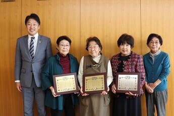 山田市長と犬山赤十字奉仕団の皆さん