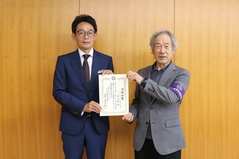 原氏（左）と石田委員長（右）