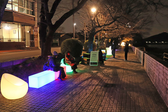 光るイスが設置された木曽川遊歩道