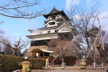 放水銃と消火栓による放水