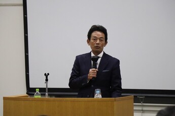 講演をする原市長の写真