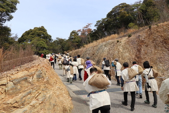 遊歩道をのぼる参加者