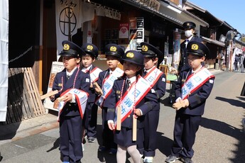 城下町で防火啓発を行う子ども