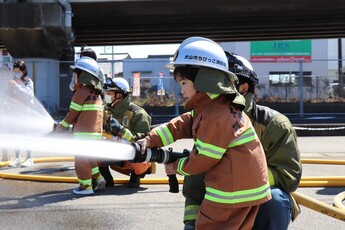 放水体験をする子供