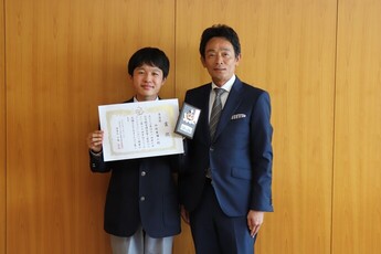 （左）丹羽亜瑠人さんと（右）原市長の写真