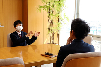 市長にコンテストの報告をする丹羽亜瑠人さんの写真