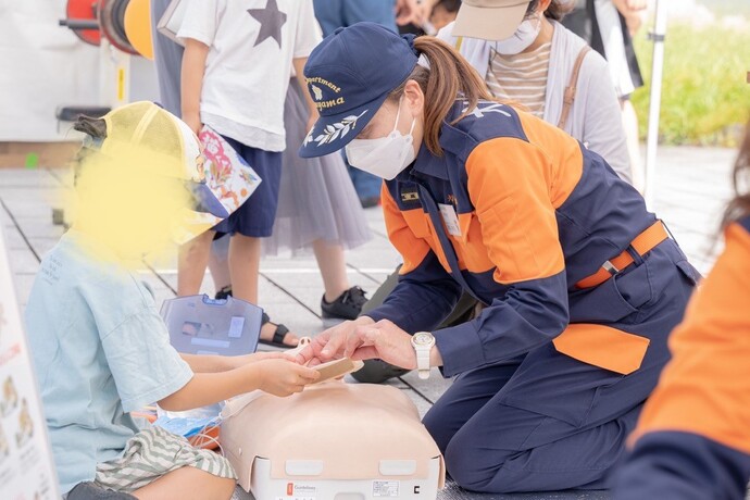 応急手当を学ぶ子供の写真