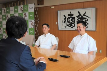 日本料理関西の小島代表取締役と猿橋料理長