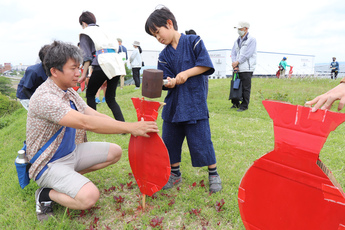 段ボール壺はにわを古墳に立てる参加者