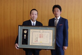 (左)倉地秀幸さんと(右)原市長の写真