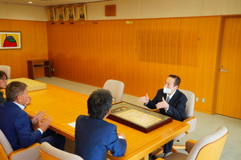 原市長へ受賞を報告する倉地秀幸さんの写真