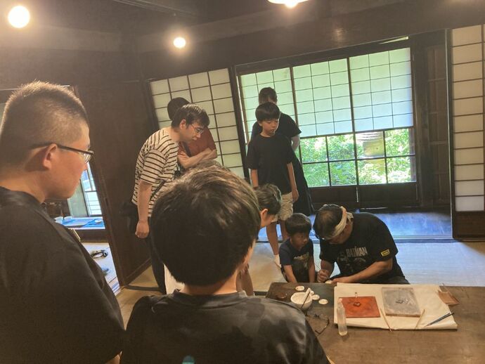 犬山焼サポーターバッジ作りの様子
