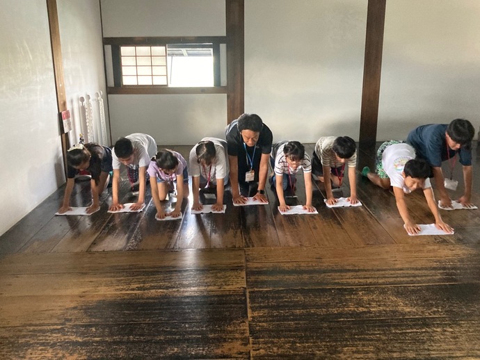 令和7年8月23日に犬山城みらいサポーターが参加して実施した国宝五城天守床磨きの写真