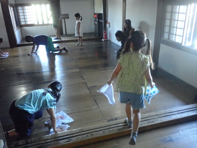 犬山城天守床みがきの写真