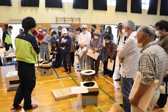 防災トイレの説明を受ける参加者