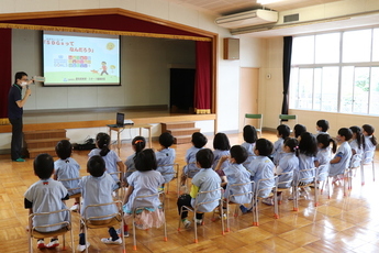 SDGsについて学ぶ子どもたち