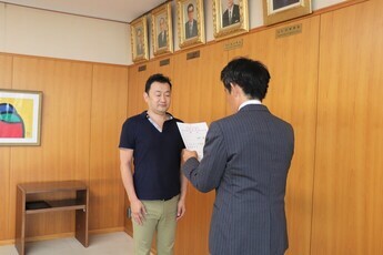 委嘱状を渡す様子
