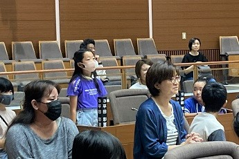 議場で議員に質問する様子