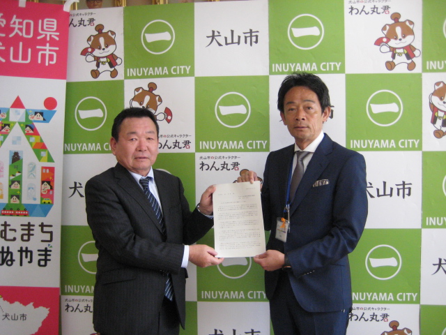 答申を原市長に手渡す犬山市下水道事業経営戦略審議会岡田会長