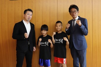 (左から)古田会長、愛莉さん、琥生さん、原市長の写真