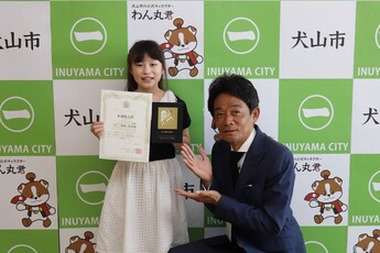 (左)賞状と盾を手にする堀米さんと、(右)原市長の写真