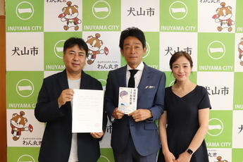 (左から)齋藤秀一さん、原市長、齋藤ゆみさんの写真