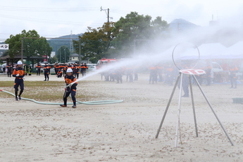 放水で火点を倒す消防団員