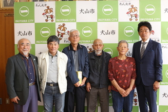 老人クラブ連合会の皆さんと(右)原市長の写真