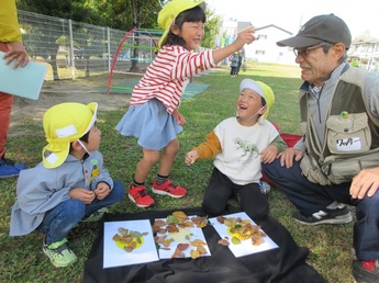 自然物で遊ぶ様子