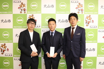 (左から)曽我さん、山岡さん、原市長の写真