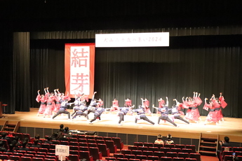 鳴子踊りチーム「笑”(じょう)」による踊りの様子