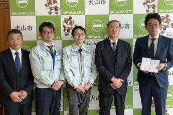 犬山ガスの皆さんと原市長の写真