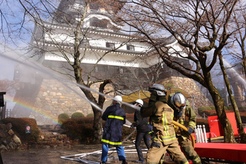 消防職員による放水の様子