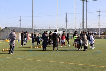 サッカーを体験する様子