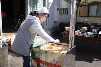 上野元婦人会の皆さんが豚汁を作る様子