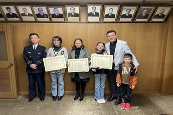 左から、大澤消防長、ハテフィシャディさん、古川モニカさん、ハテフィシェイダさんとご家族