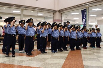 敬礼をする白帝保育園の園児ら